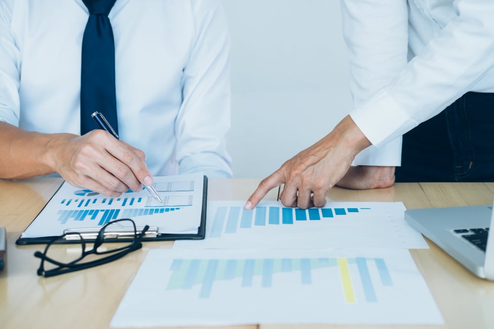 business-team-present-investor-working-new-startup-project-finance-meeting การวิเคราะห์ข่าว Forex มีความสำคัญแค่ไหน