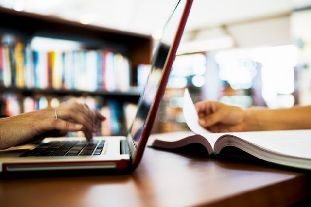 Computer and Book หัดเล่นหุ้น