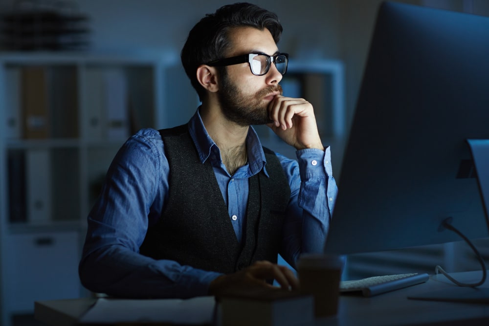man-working-night ข้อเสียของการเป็น เทรดเดอร์รายวัน
