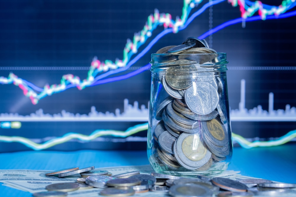 coins-bottles-with-trading-graph วิธีการลงทุนหุ้นง่ายๆ