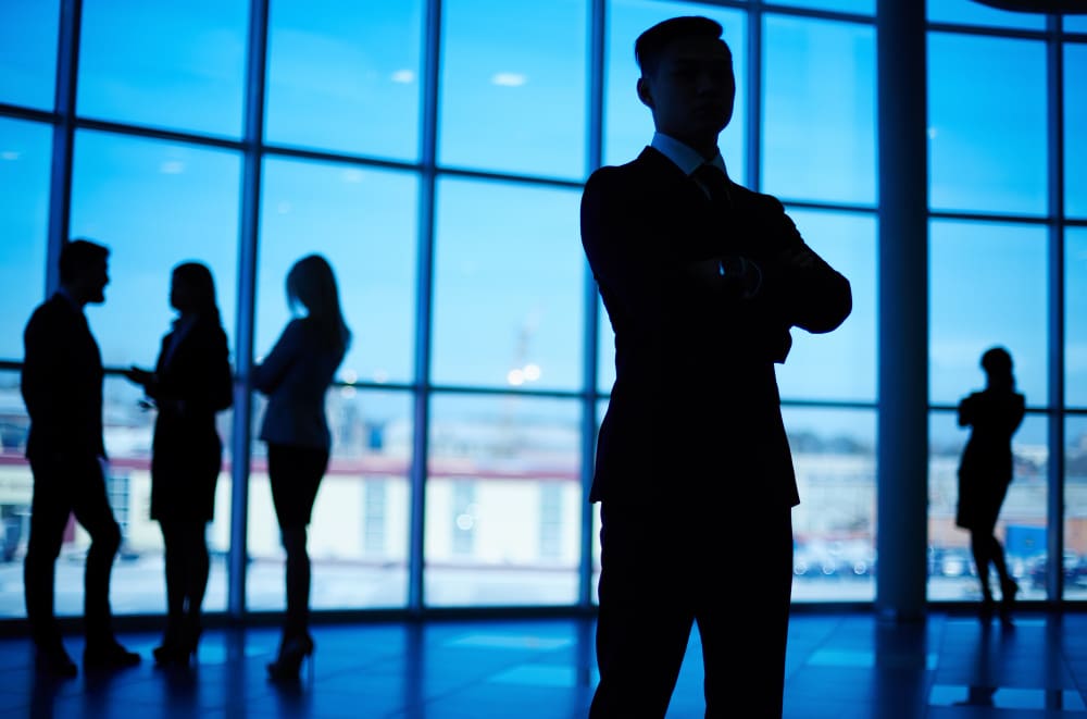silhouette-confident-man-office การเลือกหุ้นที่ดี